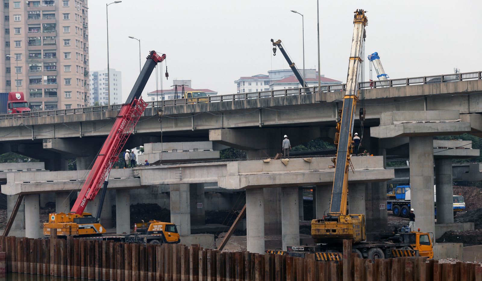 Thi công cừ Larsen dự án xây dựng cầu vượt thấp qua hồ Linh Đàm và nhánh kết nối Vành đai 3 trên cao